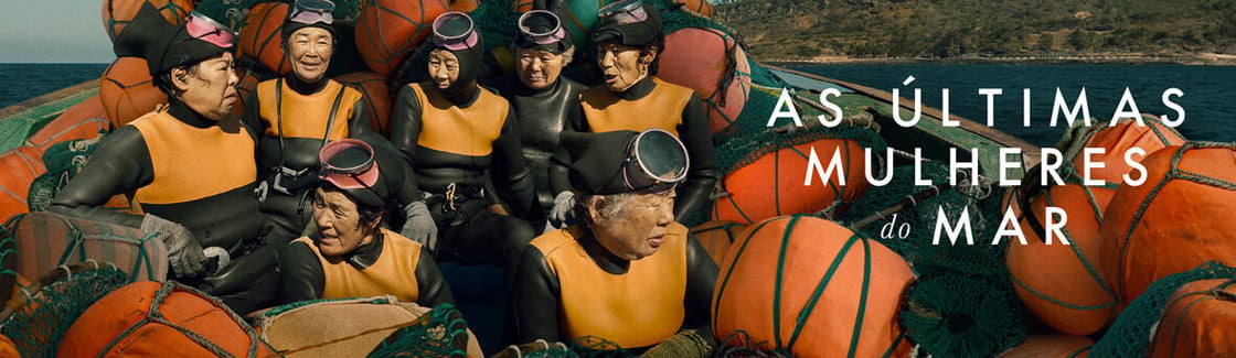 Foto de mulheres mergulhadoras na Ilha de Jeju, na Coreia do Sul. Na imagem tem escrito o nome do documentário ''As últimas mulheres do mar''.