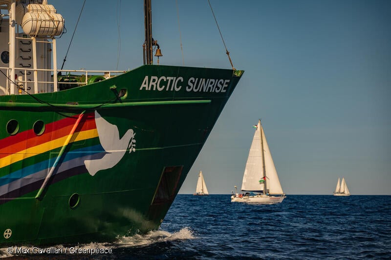 Foto do navio do Greenpeace o Artic Sunrise em travessia no mar.